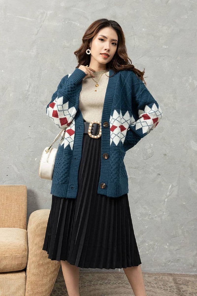 Mix đồ với chân váy xếp ly dài mùa đông với áo cardigan