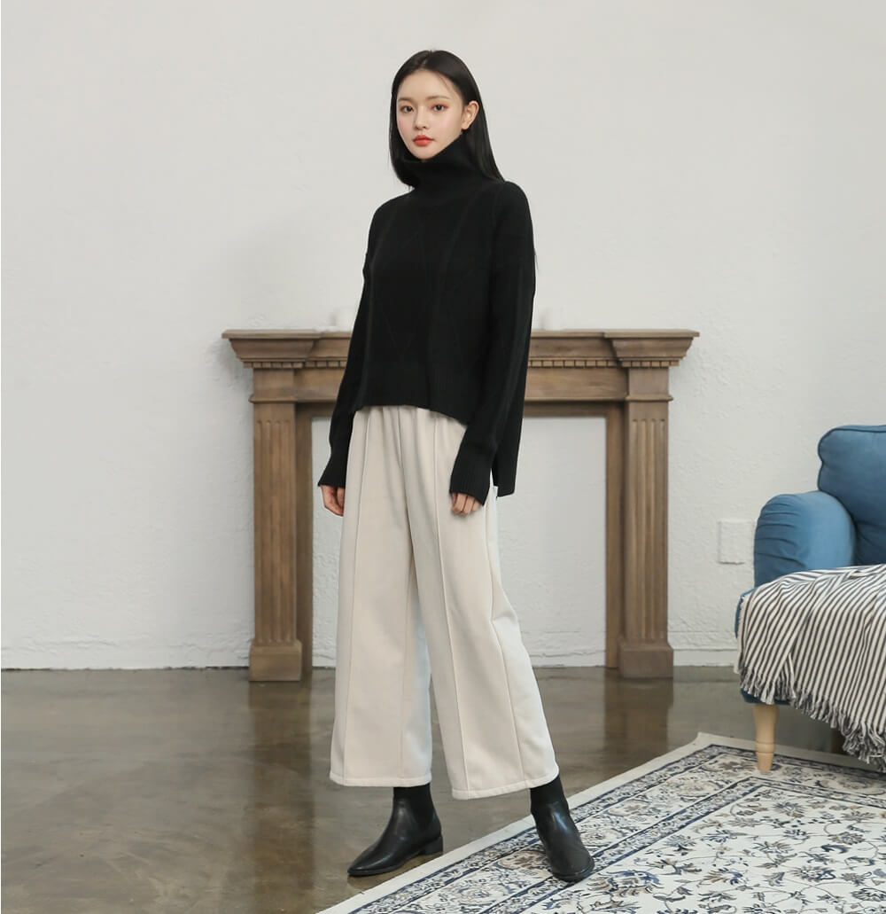 Áo len đen kết hợp với quần ống suông trắng