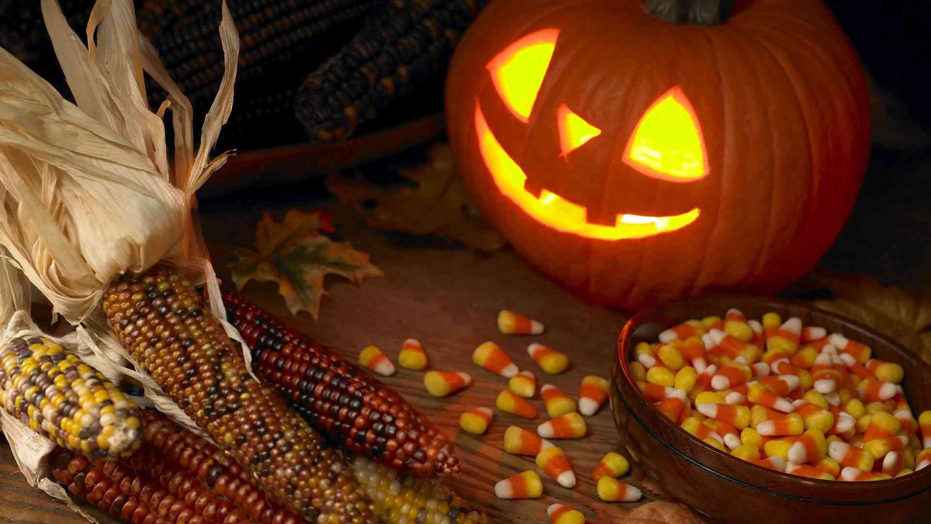 Candy Corn – Viên kẹo hình tam giác với 3 màu cam, vàng, trắng đã trở thành thứ không thể thiếu trong lễ hội Halloween ở phương Tây.