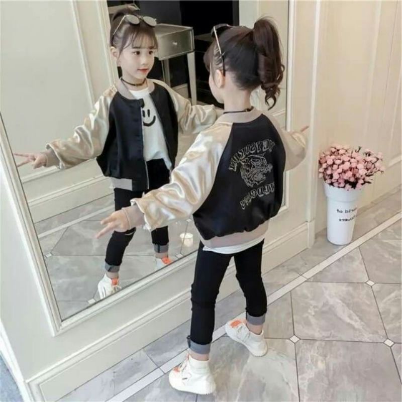 Phối đồ mùa đông cho bé với áo khoác bomber 