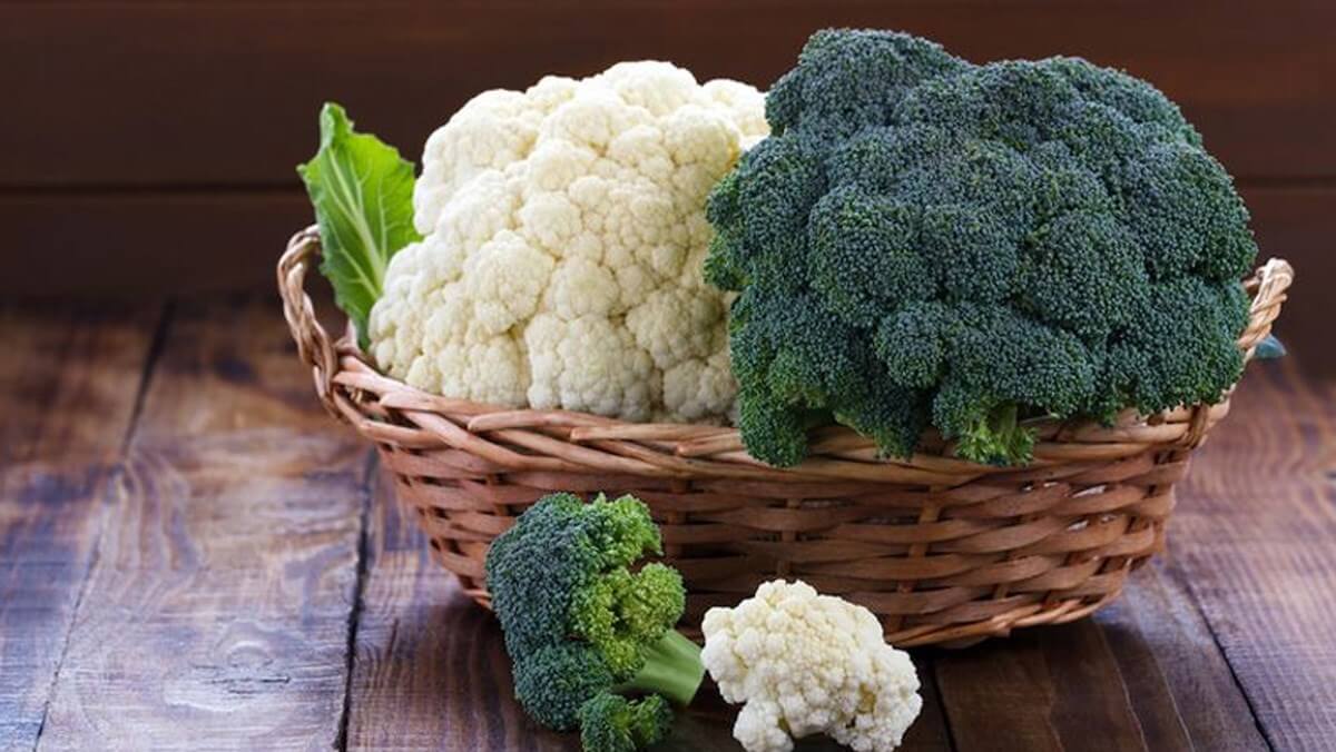 Bông cải xanh và súp lơ trắng bạn nên bảo quản trong tủ lạnh để kéo dài độ tươi ngon. 