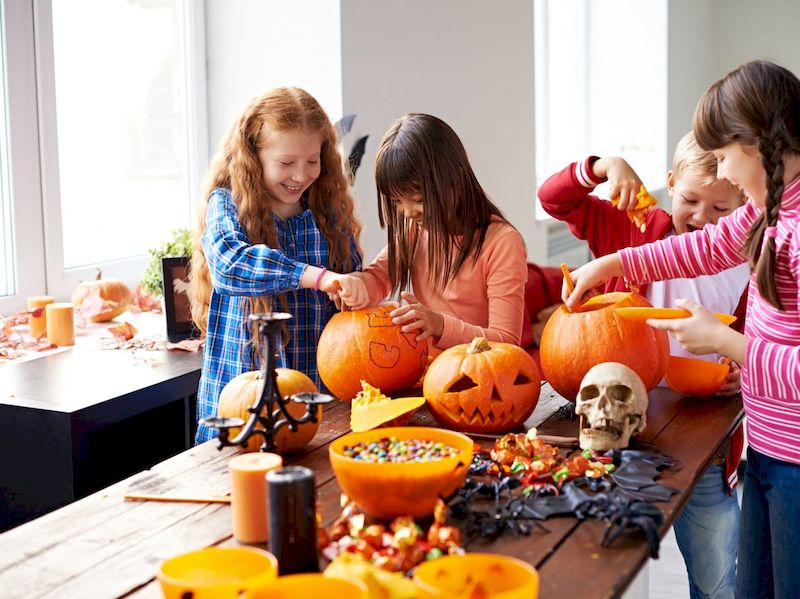 Lên ý tưởng tổ chức lễ hội Halloween với bí đỏ ma quái.