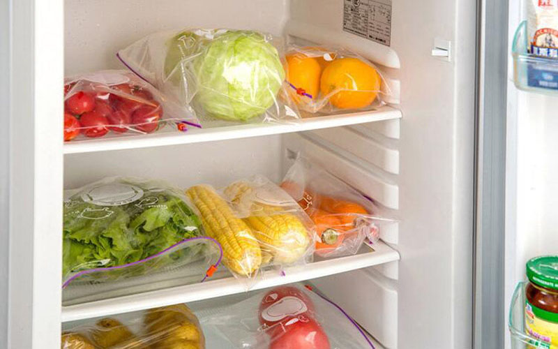 Cách giữ rau tươi lâu trong tủ lạnh là sử dụng bịch zip và màng bọc thực phẩm 