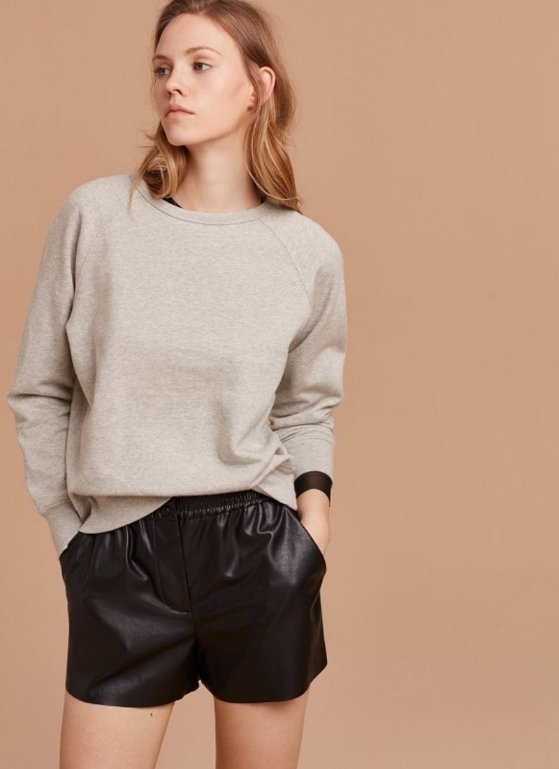  áo sweater nữ ôm phối với quần short da 