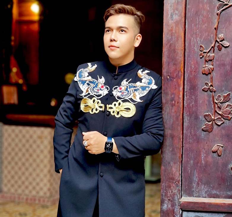 Áo dài cách tân nam mặc với quần gì