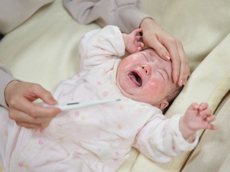 trẻ sơ sinh khóc vì bị sốt 