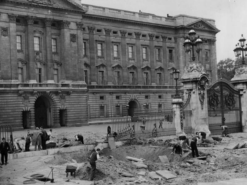 Bưu điện Buckingham của Anh bị dội bom nặng nề vào thứ 6 ngày 13 (Nguồn: kienthuc.net.vn)