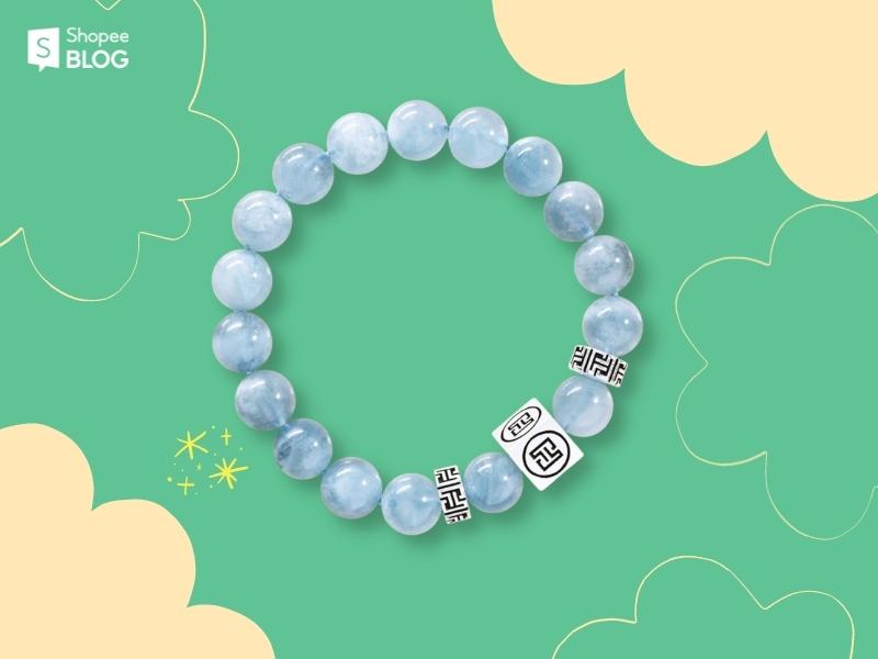 Vòng tay phong thuỷ thực hiện bằng đá điêu khắc Aquamarine cho những người mệnh Thuỷ (Nguồn: Shopee.vn)