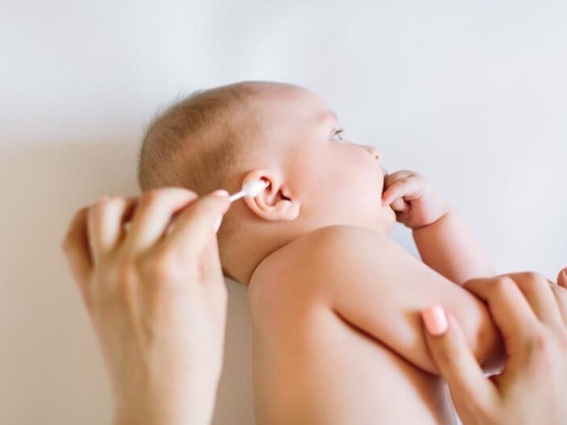Có nên vệ sinh tai cho trẻ sơ sinh?