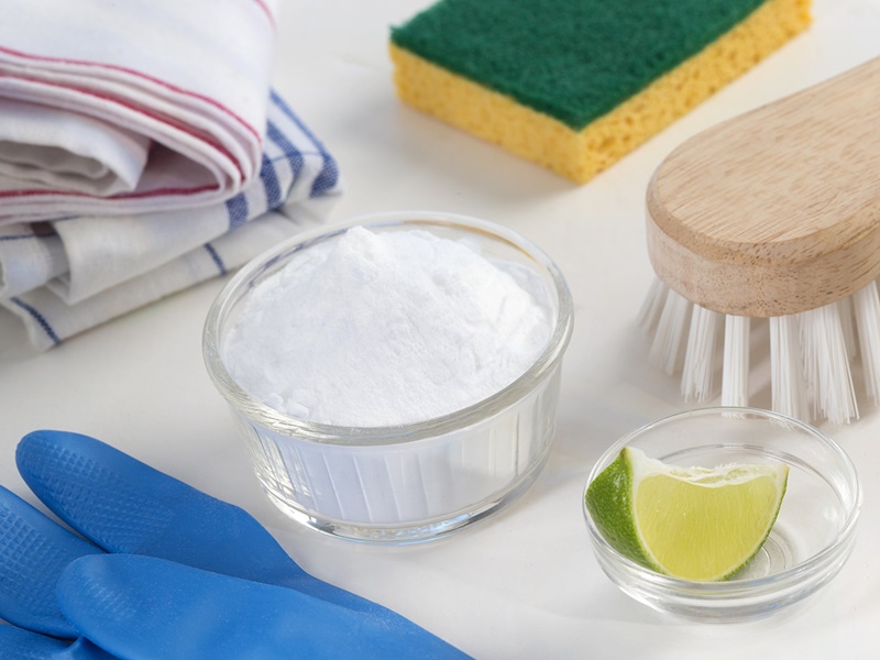 Sử dụng baking soda và chanh sẽ giúp bạn loại bỏ được các cặn bẩn trong máy giặt