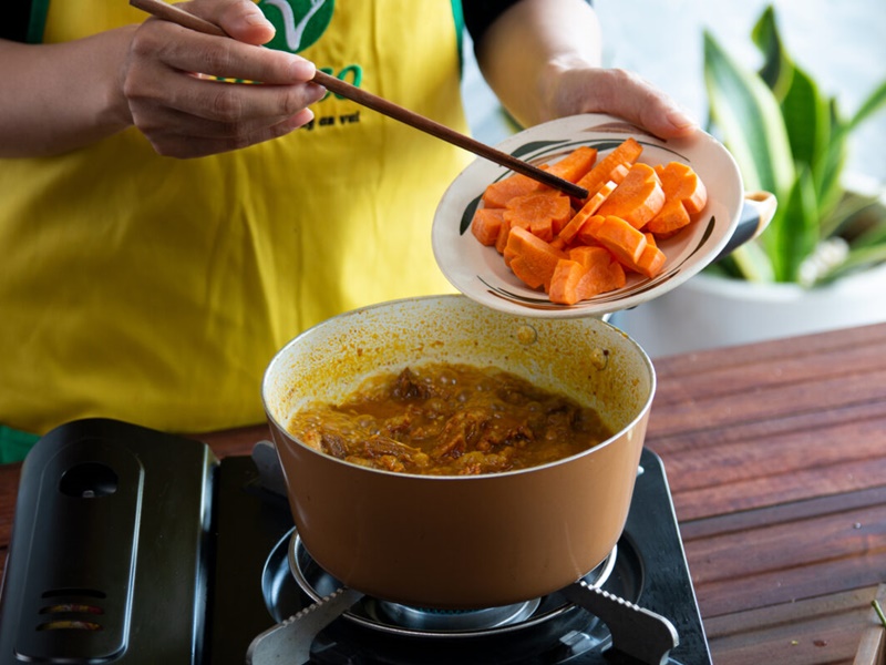 Trước khi tắt bếp khoảng 10-15 phút, bạn hãy cho cà rốt vào nhé