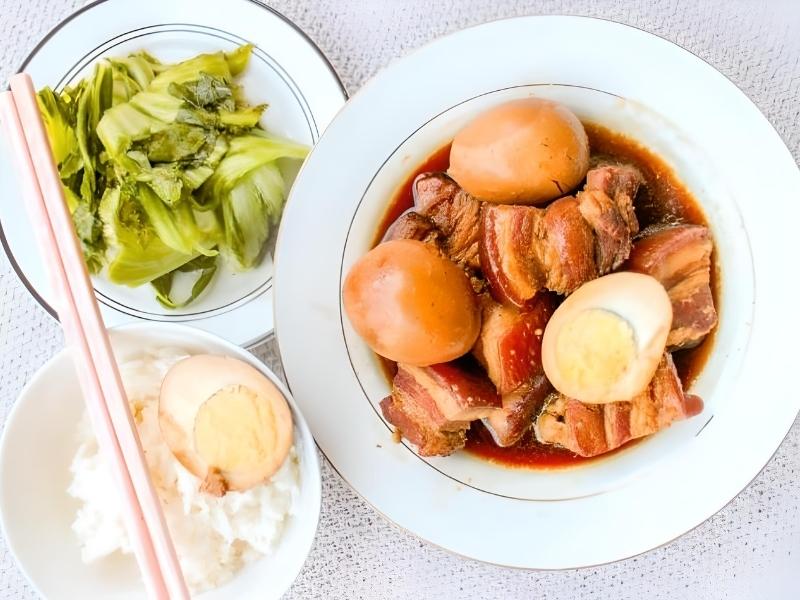 Thịt kho cùng nước dừa thường được ăn với dưa muối và cơm trắng 