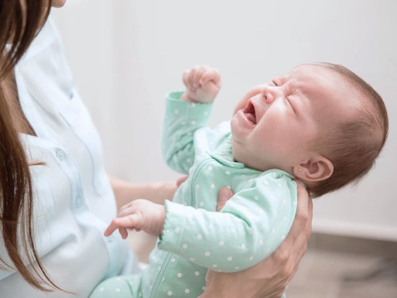 Cần lưu ý gì khi vệ sinh mắt cho trẻ sơ sinh?