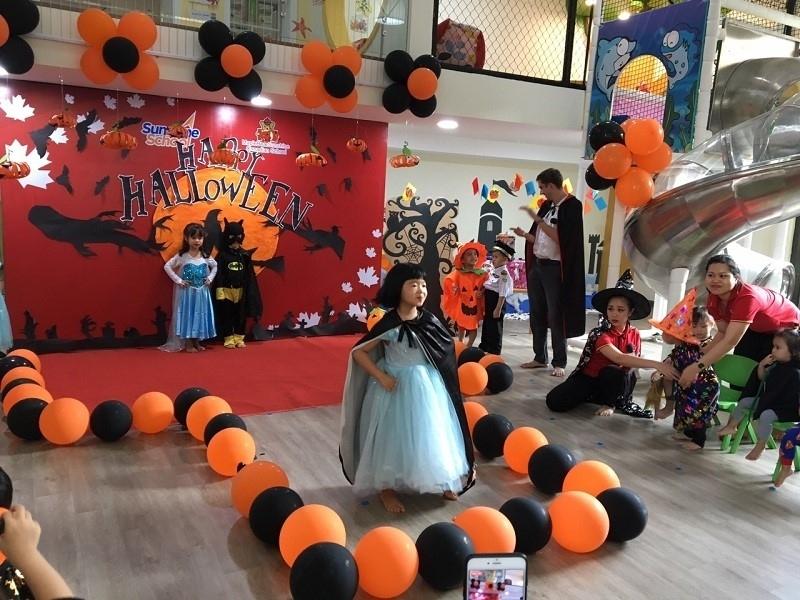 Trang trí sân khấu Halloween 