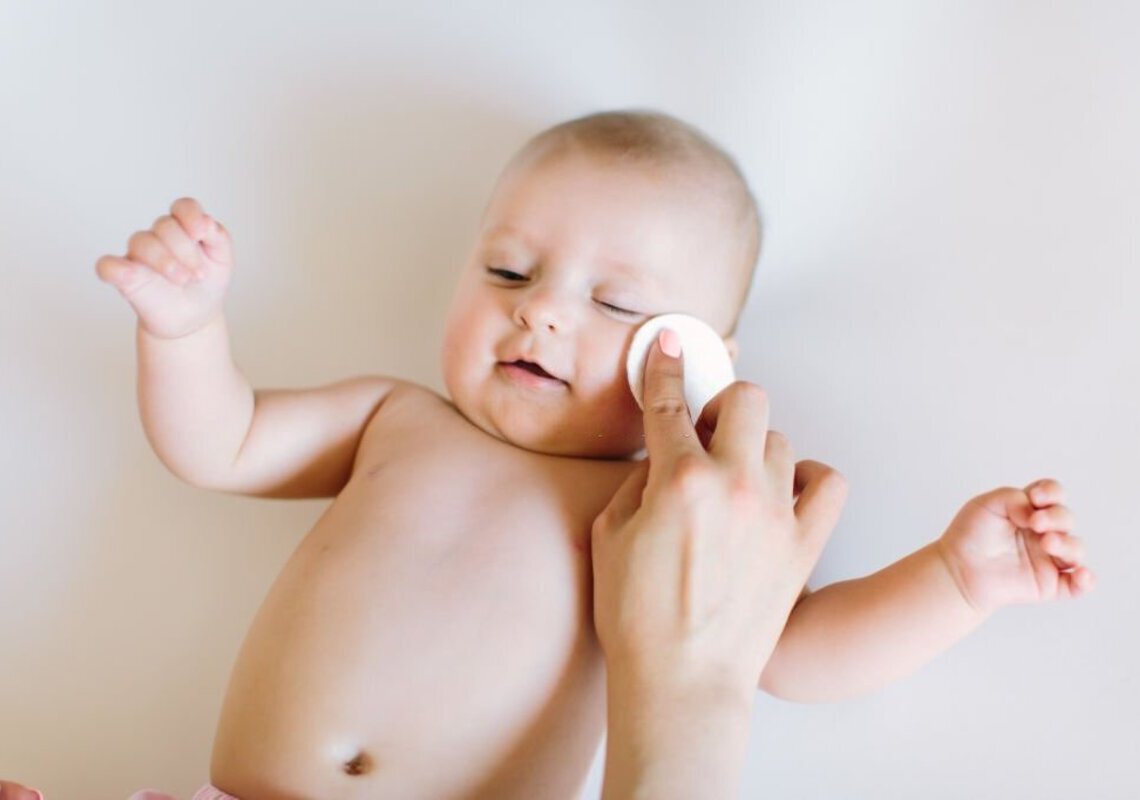 Cách làm sạch ghèn mắt cho trẻ sơ sinh