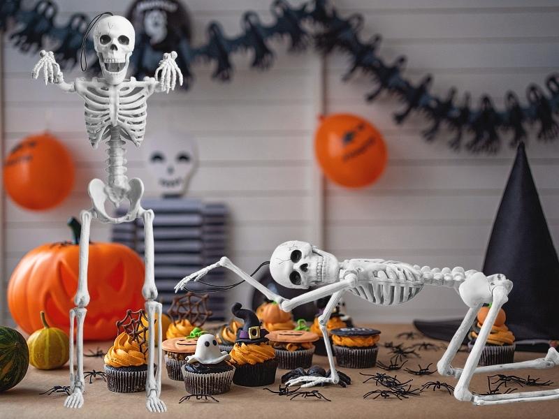 Bộ xương trang trí bàn tiệc cho Halloween