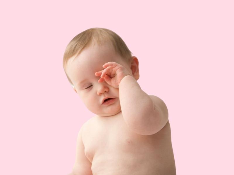 Dụi tay dơ lên mắt cũng là một trong những nguyên nhân gây đổ ghèn mắt ở trẻ