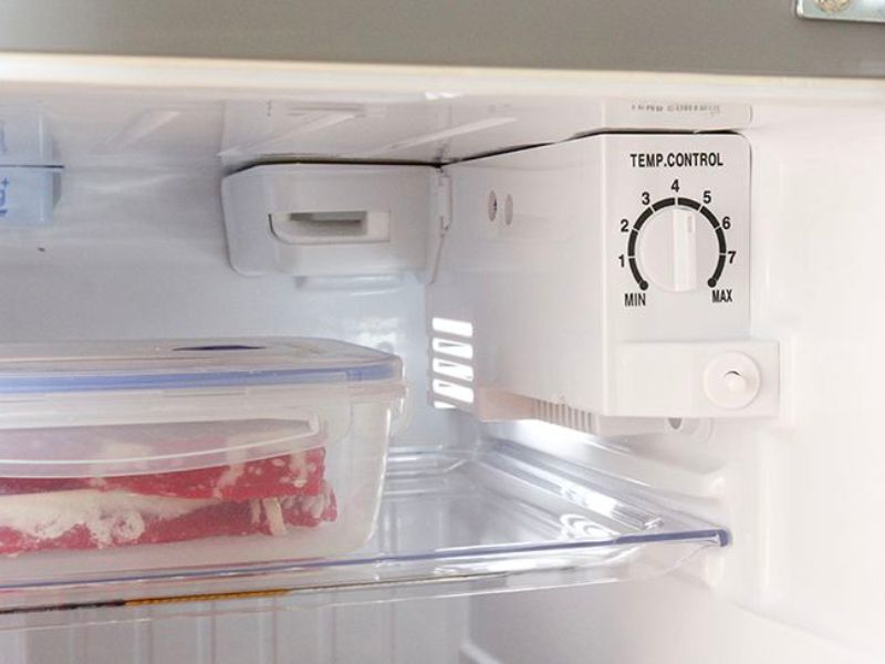 Đảm bảo ngăn đá tủ lạnh được thông thoáng, không bị đóng tuyết sẽ giúp hạn chế tủ lạnh bị chảy nước ở ngăn đá
