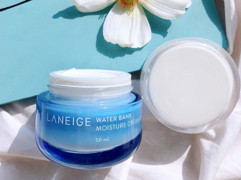 Laneige Water Bank Moisture Cream có thiết kế dạng hũ tròn, có nắp xoay dễ dàng sử dụng.