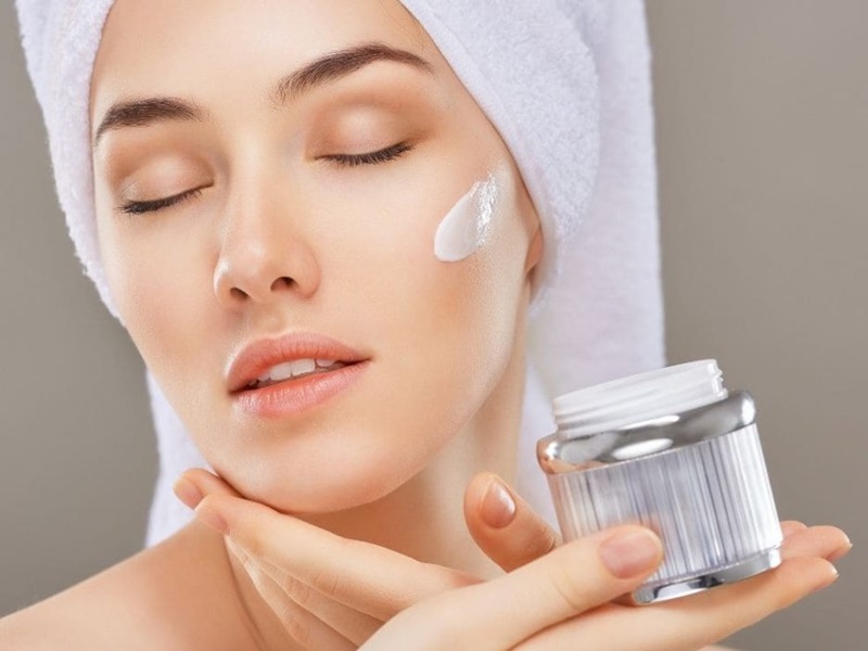Nên chọn kem dưỡng ẩm có thành phần phù hợp cho làn da khô