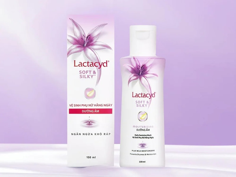 Dung dịch vệ sinh Lactacyd Soft and Silky màu hồng tím - Dung dịch vệ sinh phụ nữ tốt (Nguồn: watsons.vn)