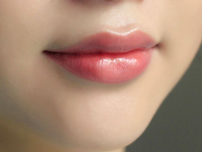 Son dưỡng môi có màu giúp môi của bạn thêm tươi tắn hơn, tuy nhiên chỉ nên dùng vào buổi sáng.