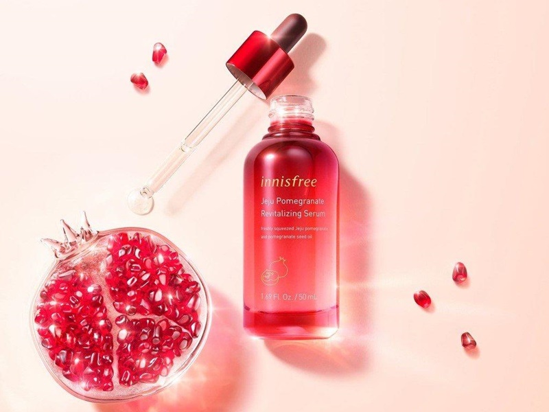 Innisfree Jeju Pomegranate Revitalizing có thiết kế dạng chai thủy tinh tông màu đỏ tươi (Nguồn: bloganchoi.com)