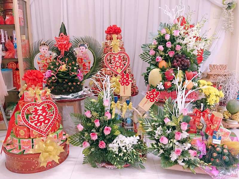 Mâm quả cưới miền Bắc thường được trang trí thành tráp cao và cầu kỳ