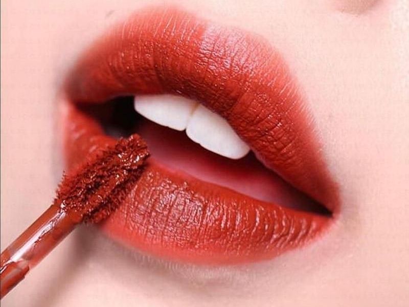 Black Rouge A12 giúp làm mềm môi và giữ màu lâu trôi 