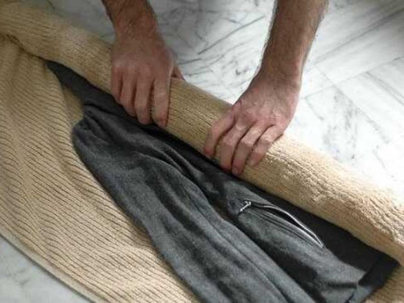 Cuộn quần áo ẩm ướt với khăn bông để làm khô 