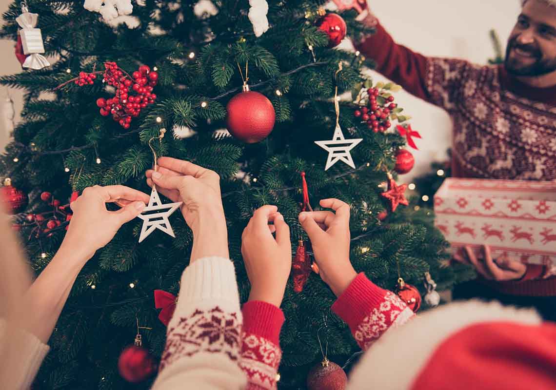 Để trang trí cây thông Noel cho mùa lễ hội này, bạn không cần phải tốn quá nhiều chi phí. Hãy xem hình ảnh này để biết cách trang trí cây thông Noel đơn giản mà tinh tế. Với các hoa trang trí, ánh sáng đèn và phụ kiện nhỏ sẽ tạo ra một cây thông Noel đầy sắc màu và duyên dáng.