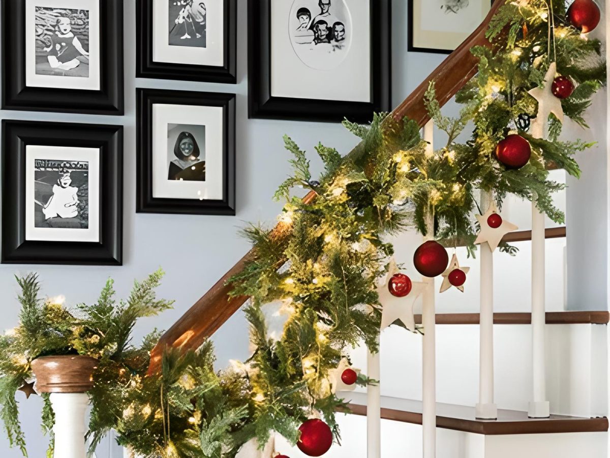 Tay cầm cầu thang là điểm nhấn đặc biệt mà bạn không nên bỏ qua khi trang trí Noel