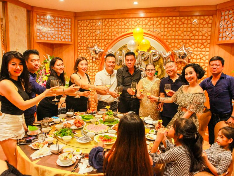 Bạn cũng có thể tổ chức những buổi tất niên cuối năm cùng gia đình, đồng nghiệp, bạn b
