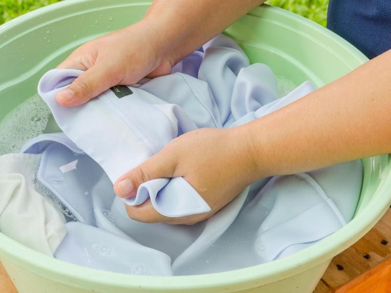 Cách xả quần áo thơm lâu bằng tay đơn giản