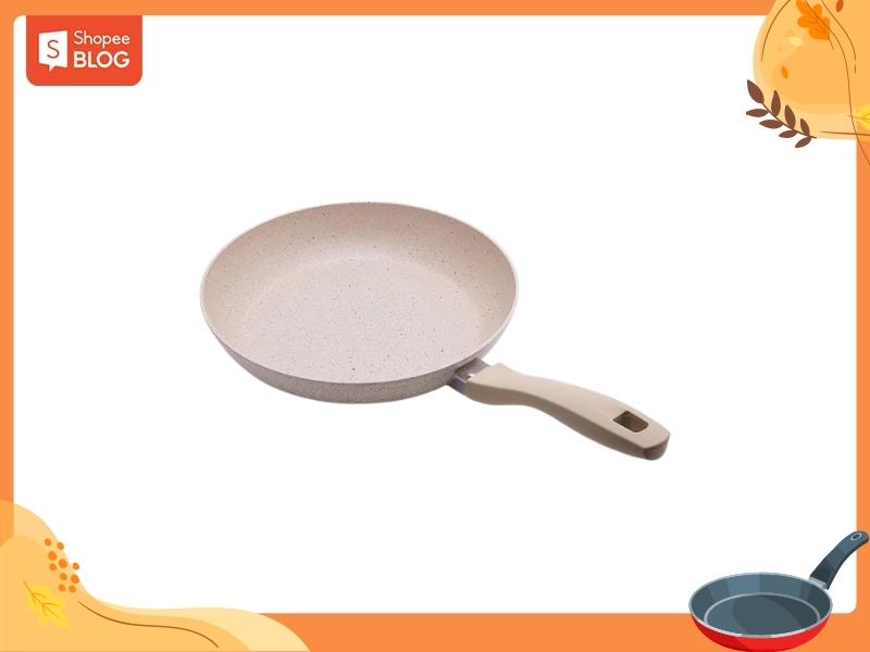 Chảo chống dính Charm Happycook CHP-24 sở hữu thiết kế nhẹ nhàng nữ tính. (Nguồn: Shopee Blog)