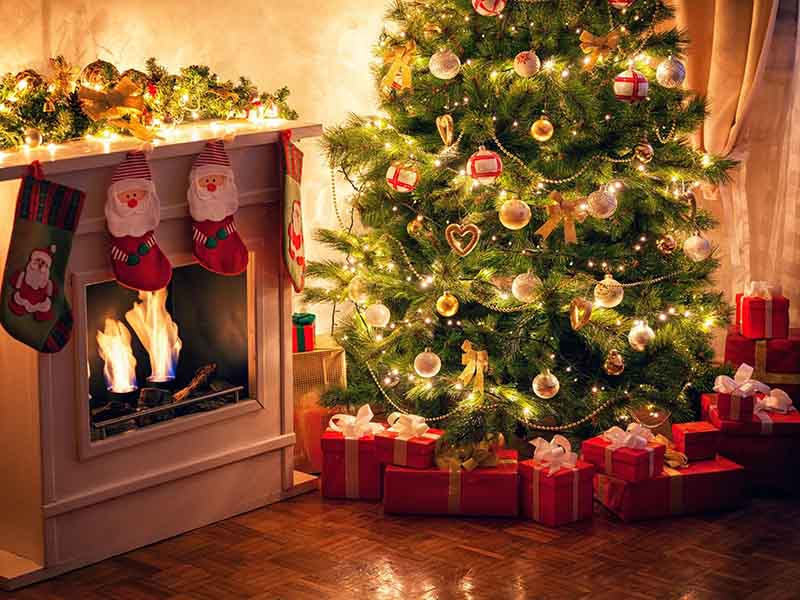 Trang trí góc cây thông với những hộp quà