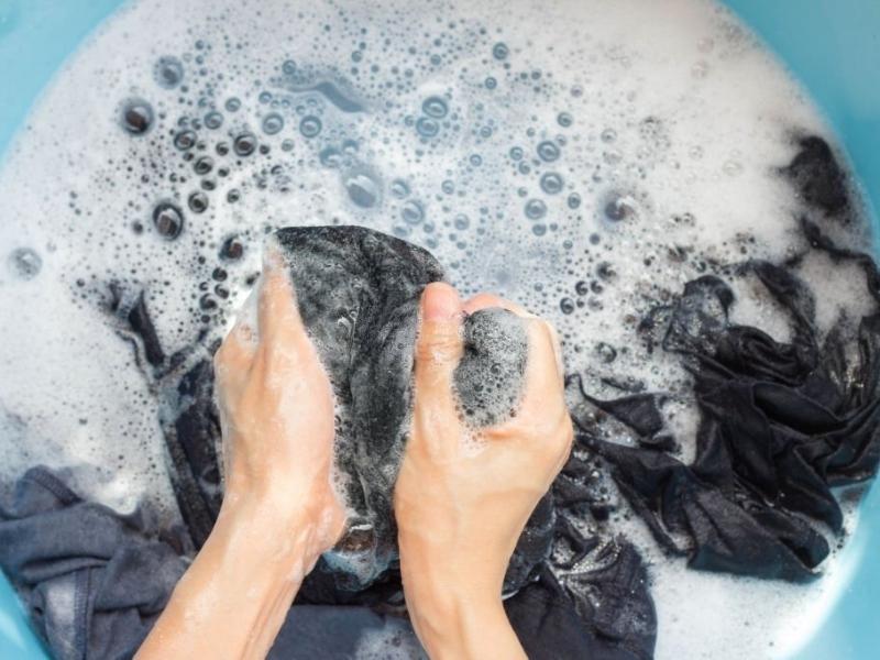 Cách giặt quần áo thơm lâu bằng tay