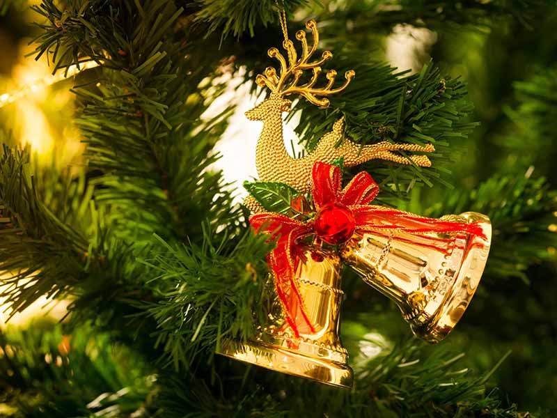 Chuông và quả châu là những biểu tượng không thể thiếu trong mùa Noel