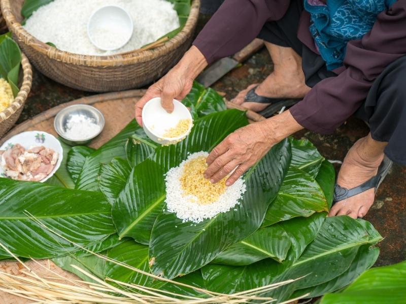 Gói bánh chưng là phong tục ngày tết 