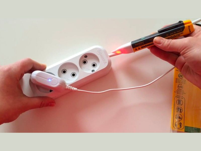Sử dụng bút thử điện để kiểm tra nguồn điện trong nhà