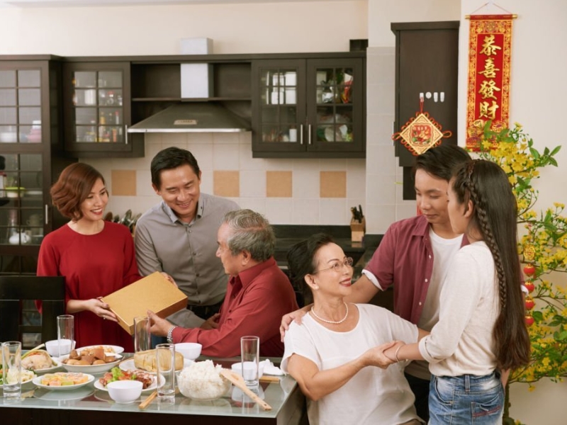 Ý nghĩa của việc tặng quà Tết cho người lớn tuổi (Nguồn: gettyimages.com)