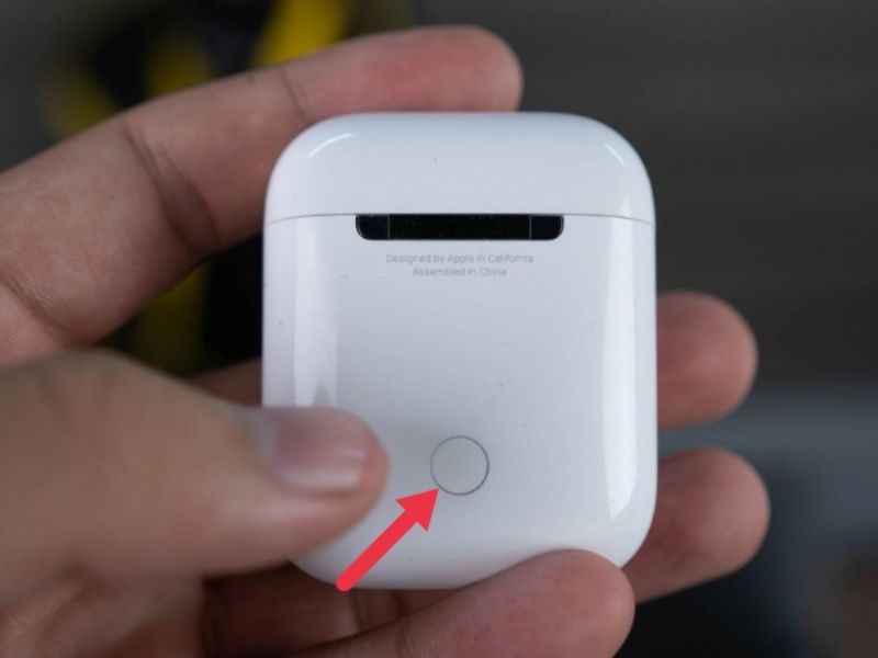 Nhấn giữ nút trên AirPods (Nguồn: cellphones.com.vn)