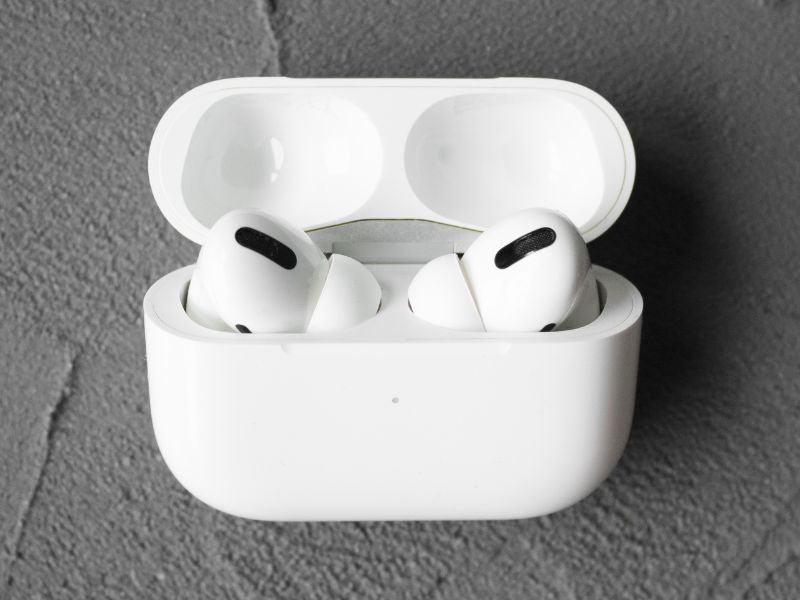 Mở nắp hộp AirPods (Nguồn: canva.com)