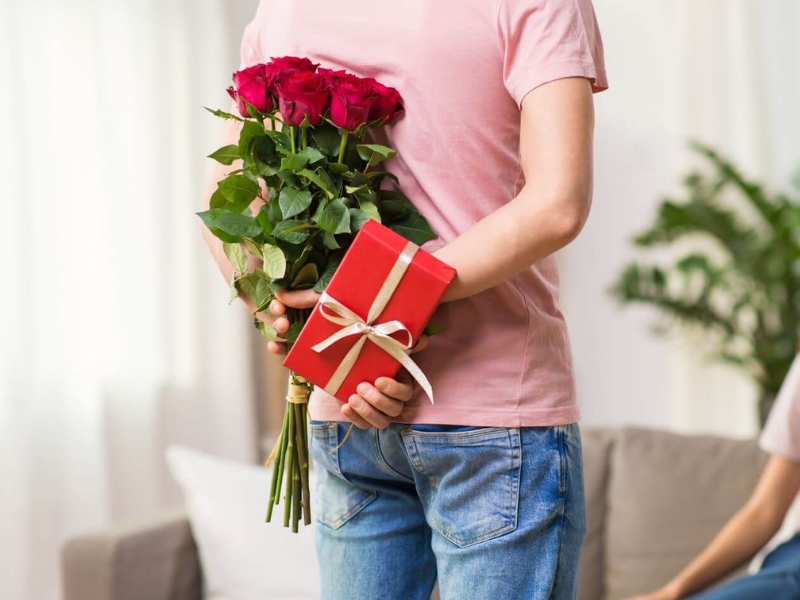 Các chàng trai sẽ đáp lại tình cảm của cô gái bằng cách tặng quà trong ngày Valentine trắng