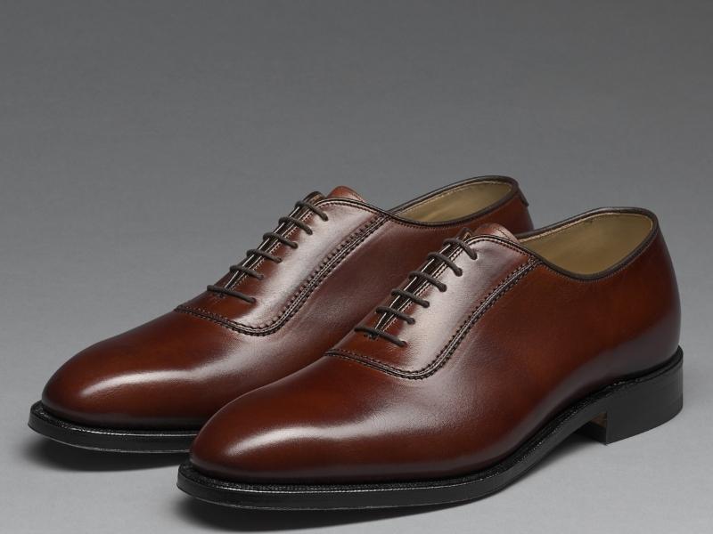 Giày da nam Oxford có kiểu dáng classic, phù hợp với nhiều outfit công sở (Nguồn: cuahangthoitrang.vn)