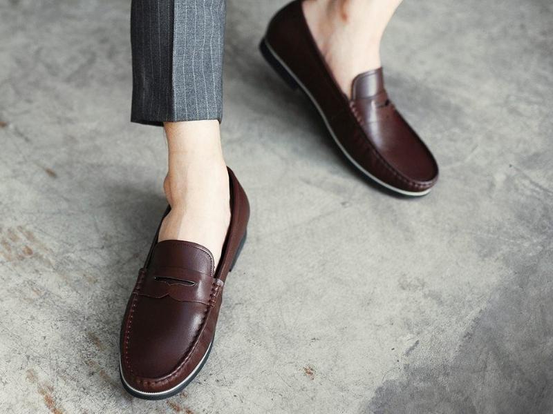Giày Loafer là một trong các loại giày lười nam được làm từ chất liệu da có kiểu dáng vừa truyền thống vừa hiện đại (Nguồn: m.vi.aliexpress.com)