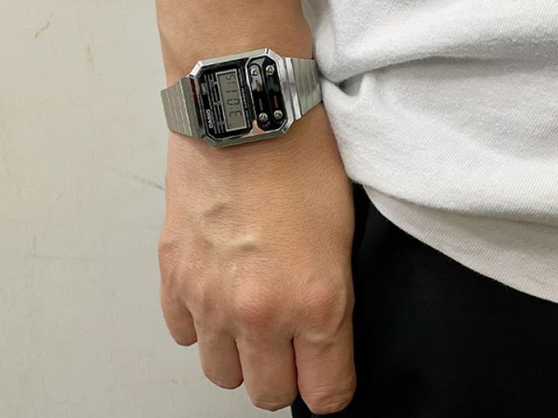 Mẫu đeo tay đồng hồ Nakzen SL8415G-1 (Nguồn: tshop.r10s.jp)