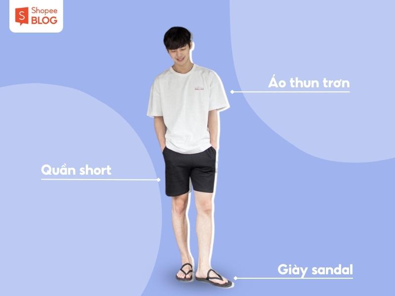 Phối đồ đơn giản với áo thun và quần short (Nguồn: Shopee Blog)