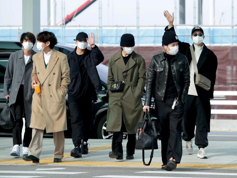 Ngay cả nhóm nhạc quốc tế BTS cũng không thể bỏ qua túi đeo chéo nam (Nguồn: Newsens) 