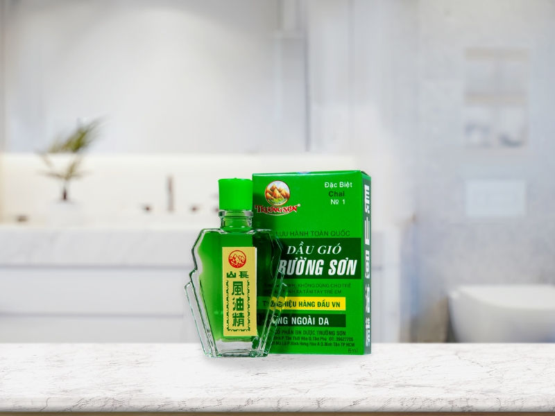 Đuổi muỗi bằng dầu gió - Bí kíp từ ông bà ta để lại (Ảnh: nutrifami.com)